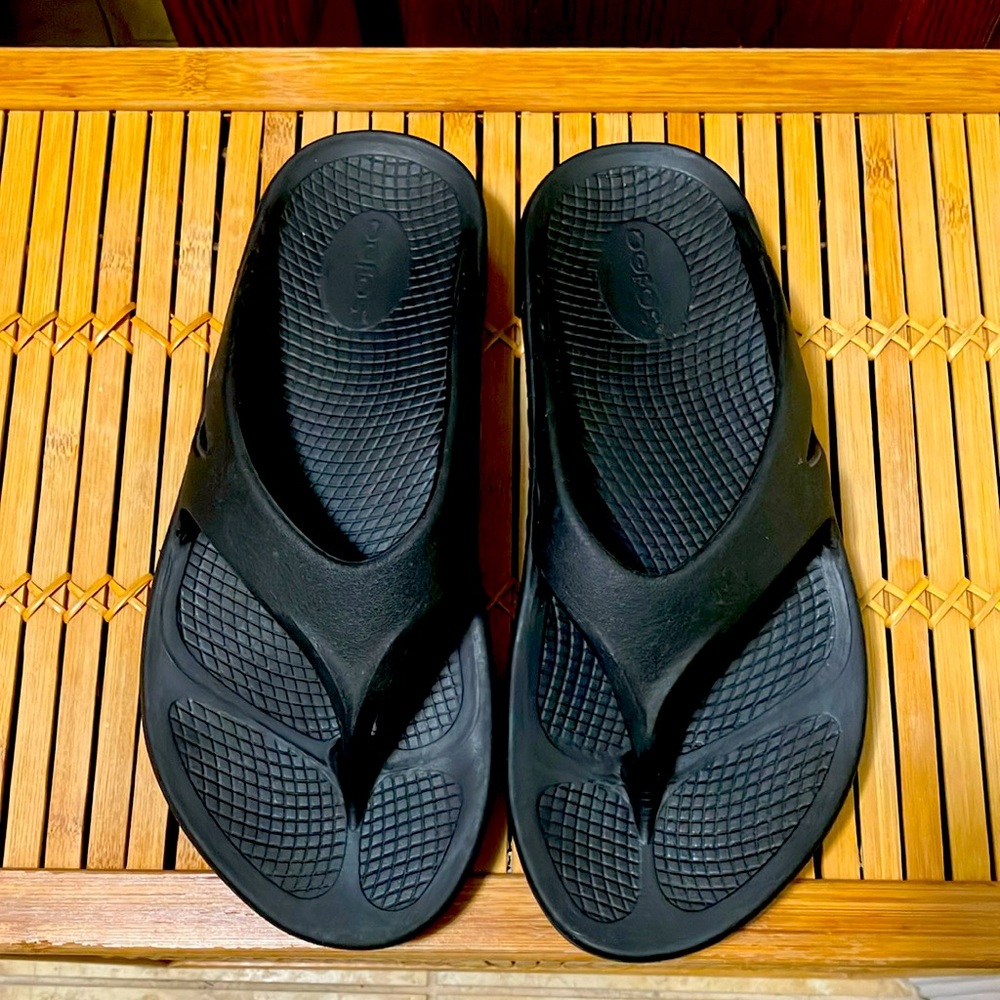 🖤🚶‍♂Oofos Black Toe Post Recovery Sandals W/Great Arch Support Sz W-9 M-7 EU40